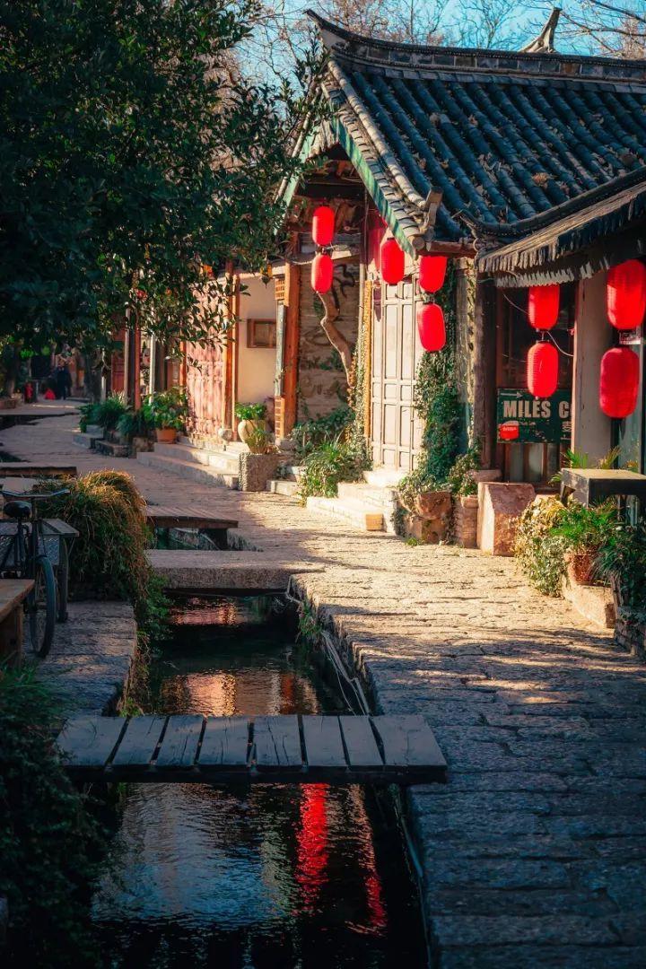 jquery怎么实现点击一个按钮控制一个div的显示和隐藏